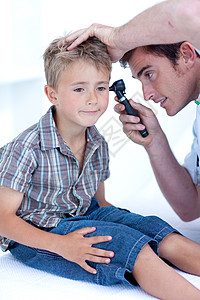 医生用眼视镜检查病人的耳朵图片