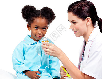 自信的医生为病人提供药物治疗保健女性幼儿园糖浆职场办公室女士诊所流感医院图片