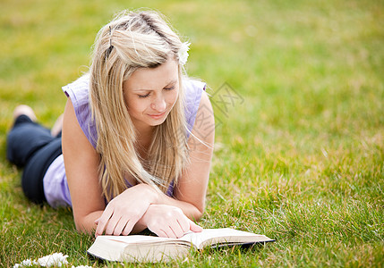 美丽的女人在公园里看书图片