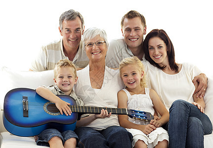 家里在家里弹吉他的家庭肖像图片