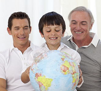 儿子 父亲和祖父 看着地球的地球球图片