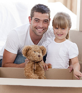 父亲和女儿带着泰迪熊搬回家男生孩子们纸板房子姐姐盒子贷款女孩女士团体图片