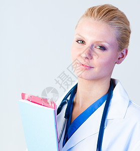 持有剪贴板的重病医生女性卫生职业保健护士学生工作案件笔记药品图片