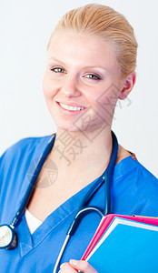 年轻快乐医生拿着一个文件夹头发蓝色生活女性护士卫生女士保健微笑诊所图片