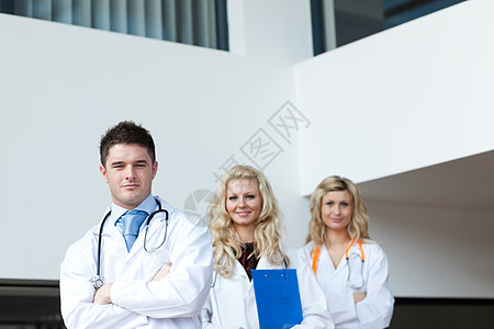 医院3名医生助手案件实验室男人药品从业者学生男性微笑护士图片