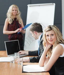 参加企业团队合作会议的女员工人数咨询微笑演讲团体商界教练展示推介会生意人图表图片