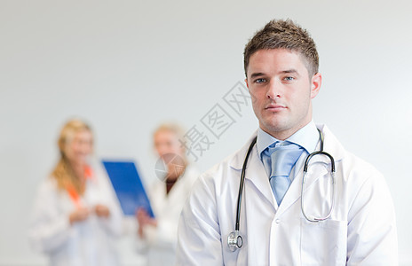 男性自保外科医生和他的团队在他身后图片