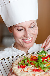 准备披萨的微笑女厨师图片