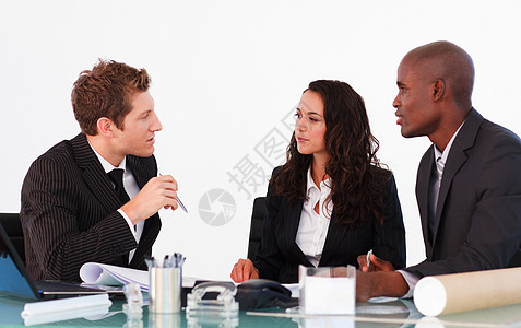 商界人士在办公室里讨论的问题经理合伙电脑商务伙伴职员工人男性团队女性图片