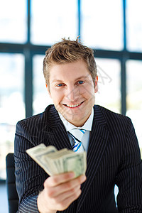 青年商务人士拿着美元 对着镜头微笑的笑容图片