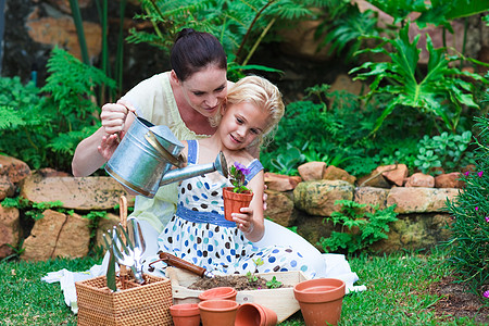 年轻母亲和女儿的浇水厂生活国家身体植物孩子场景农场工作金发花园图片