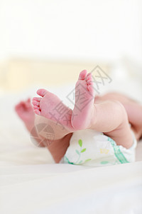 婴儿在床上休息青年情感男生孩子毯子说谎新生儿子尿布工作室图片