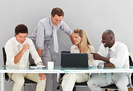 商界人士在一次会议上进行互动办公室电脑领导男人合伙团体女士微笑桌子男性图片