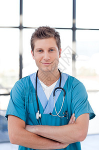 一名汉斯多美医生站在医院的肖像男性男人医生办公室快乐套装职员管理人员微笑幸福图片