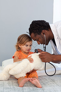 儿科医生跟一个小女孩说话童年成人办公室男生生活青年医院卫生帮助孩子图片