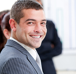 一个微笑着的商务人士在演讲会上的近身表演会议观众员工简报房间女性商业同事女士职业图片