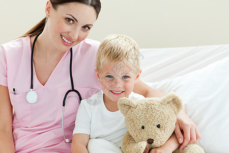 带着泰迪熊在医院床上笑着笑的小男孩幼儿园保健疾病女性儿科男生儿子卫生康复诊所图片
