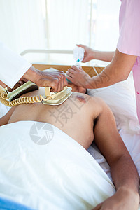 一名医生在病人身上用除颤器进行心肺复苏术图片