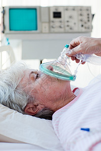 高级病人接受氧气遮罩图片