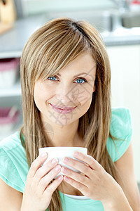 在厨房里喝咖啡的自信女人 抱着一杯咖啡图片