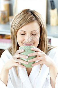 在厨房里喝杯茶的好女人啊动画喜庆幸福欢乐饮料咖啡女性微笑女士快乐图片