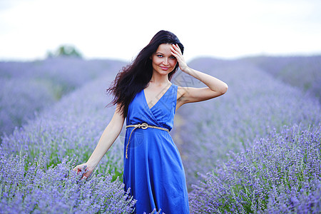 女性站在紫衣草地上晴天姿势幸福旅行休闲薰衣草女士季节国家日落图片