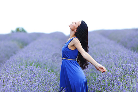 女性站在紫衣草地上日落灌洗快乐晴天国家黑发天空自由裙子农村图片