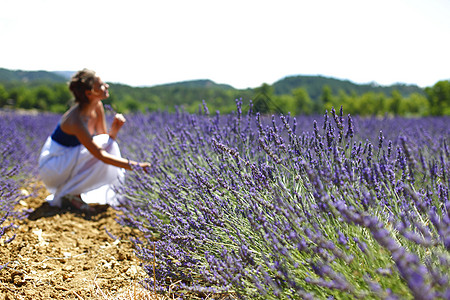 女人坐在紫衣草地上旅行日落灌洗幸福快乐喜悦活动自由假期土地图片