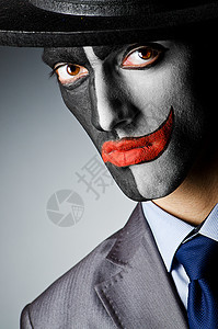 画着小丑脸颜料的商务人士工作老板假发人士乐趣职业企业家微笑办公室男性图片