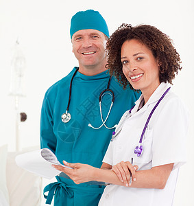 护士和外科医生用蓝色洗涤剂微笑图片