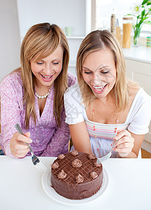 带蛋糕的光鲜朋友营养糕点房间食欲动画幸福微笑重量朋友们女性图片