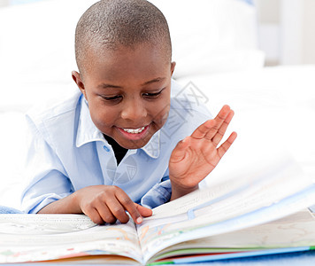 小男孩在看书思考家庭作业衬衫知识学校青少年测试学生工作乐趣图片