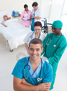 医疗队照顾儿童的高角度水平商业保健外套诊所病人职业外科男生孩子蓝色图片
