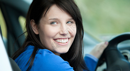 坐在车里的亮亮女性驾驶员图片
