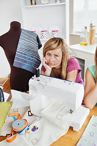在厨房缝衣服的压抑妇女背景图片