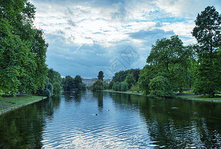 伦敦白金汉宫和花园 在秋天肆虐英语建筑学王国兴趣地标玫瑰旅行城市公园窗户图片