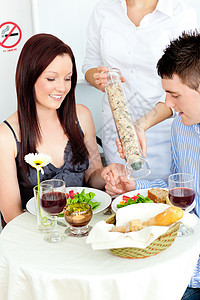 在餐厅吃晚饭的情侣快乐图片