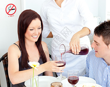 在餐厅吃晚饭的欢乐小情侣服务员水瓶女朋友酒精盘子女性厨师沙拉男朋友幸福图片