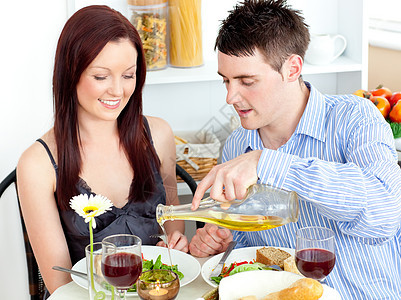 年轻夫妇在厨房吃晚饭图片