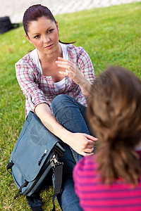 两个女朋友坐在草地上聊天 坐在草地上图片
