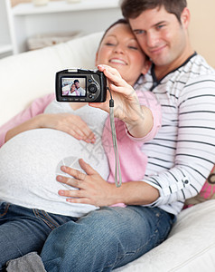 一个快乐的孕妇 和她丈夫一起吃西红柿的近亲背景图片