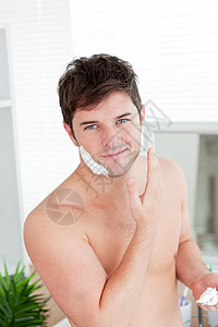 可爱的caucasians男人准备在浴室刮胡子男性肥皂腹部修剪胡须躯干男生卫生皮肤剃刀图片