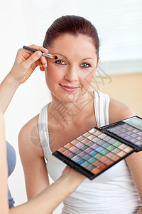 化妆艺术家给一个漂亮女人蒙上眼睛的阴影图片