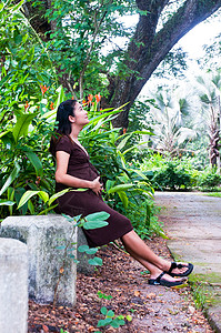 美丽的孕妇在公园里放松了一下成人女士母性生活生育力黑发瑜伽呼吸女性森林图片