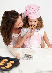 小女孩和妈妈一起尝饼干的味道图片