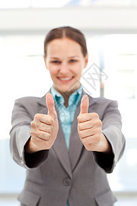 成功的女商务人士举起大拇指管理人员公司人士微笑商务工作办公室套装女性幸福图片