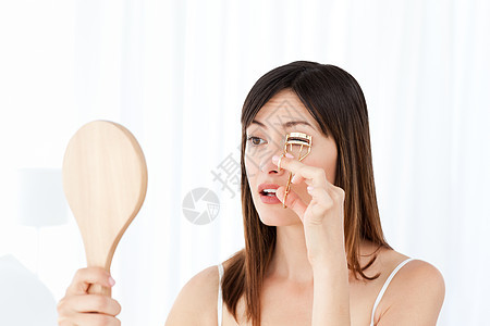 女人抚弄她的眼睫毛奶油皮肤女性魅力浴室头巾化妆品白色护理女士图片