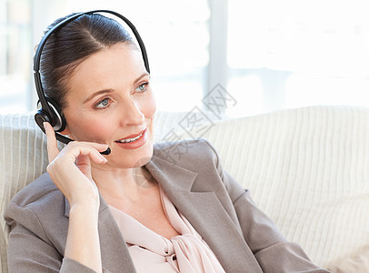 女商务人士在客厅打来电话商业人士技术推销网络幸福顾客操作员动画麦克风图片