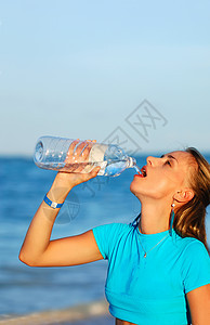 慢跑后饮用水瓶子锻炼波浪慢跑者女性自由支撑闲暇日落活力图片
