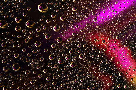 彩色背景下的水滴环境天气蓝色液体科学坡度金属反射气泡彩虹图片